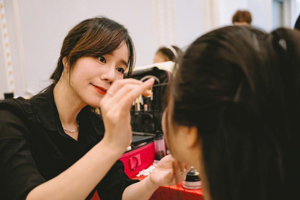 Thương Bùi trang điểm cô dâu tại nhà ở Hạ Long