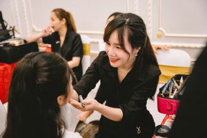 Thương Bùi trang điểm cô dâu tại nhà ở Hạ Long