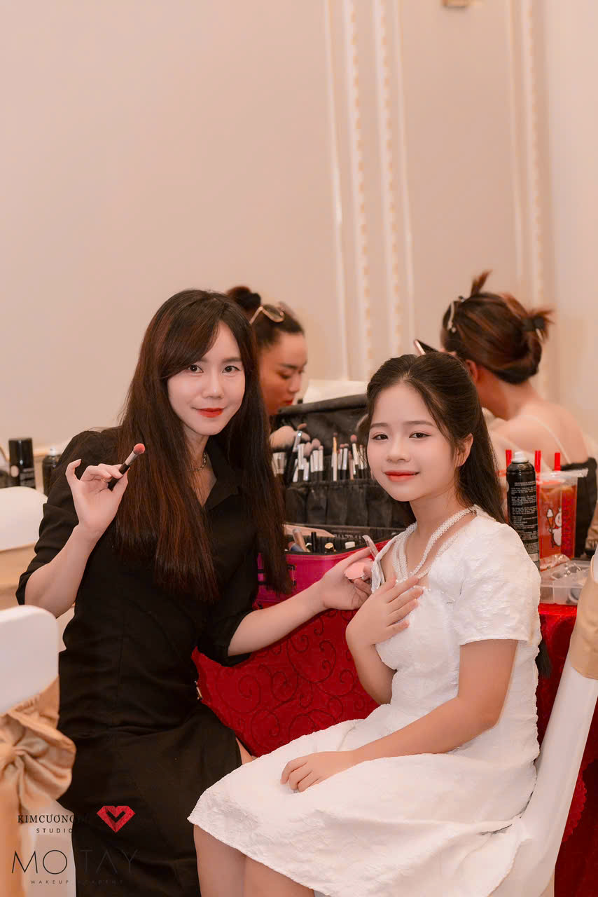 Thương Bùi trang điểm cô dâu tại nhà ở Hạ Long